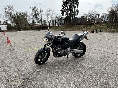 Černá výcviková motorka Honda Hornet CB600F